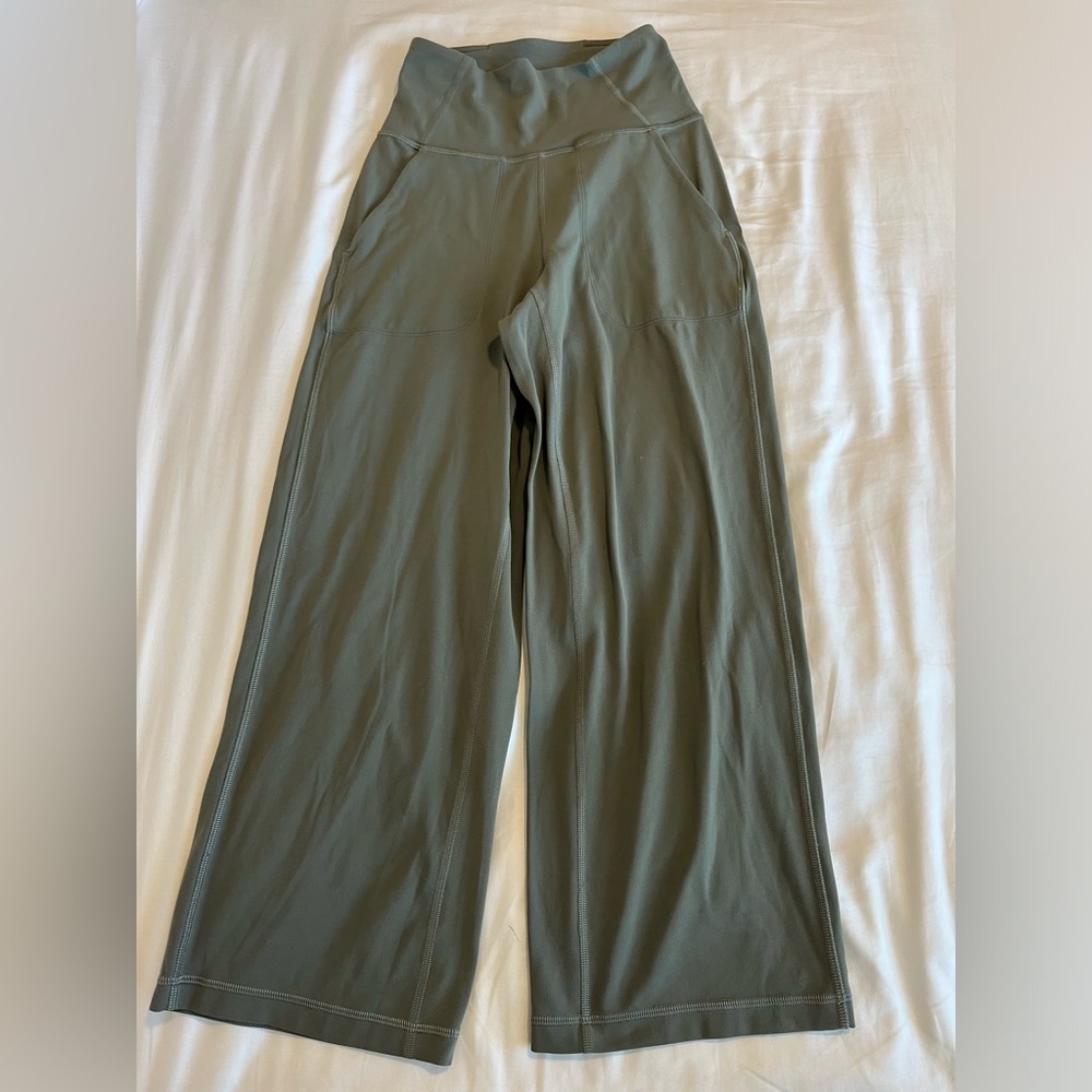Lululemon green wide leg capri pants